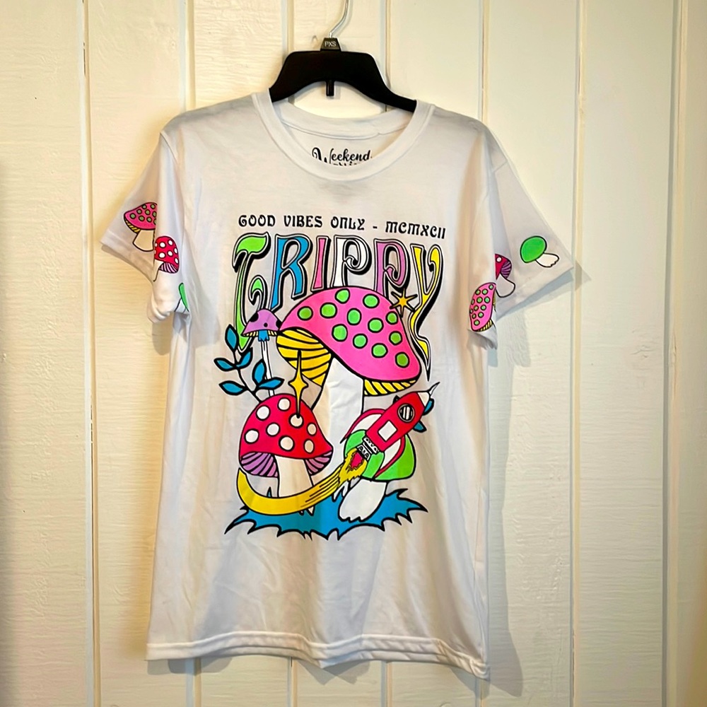 White trippy graphic mushroom tee